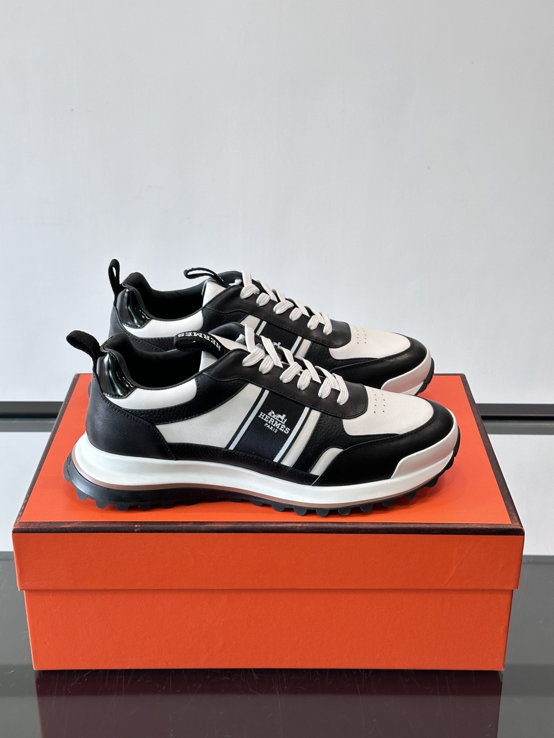 Hermes（爱马仕）的“Mystérieux”系列，鞋身采用优质皮革拼接设计，侧面黑色织带饰有品牌经典