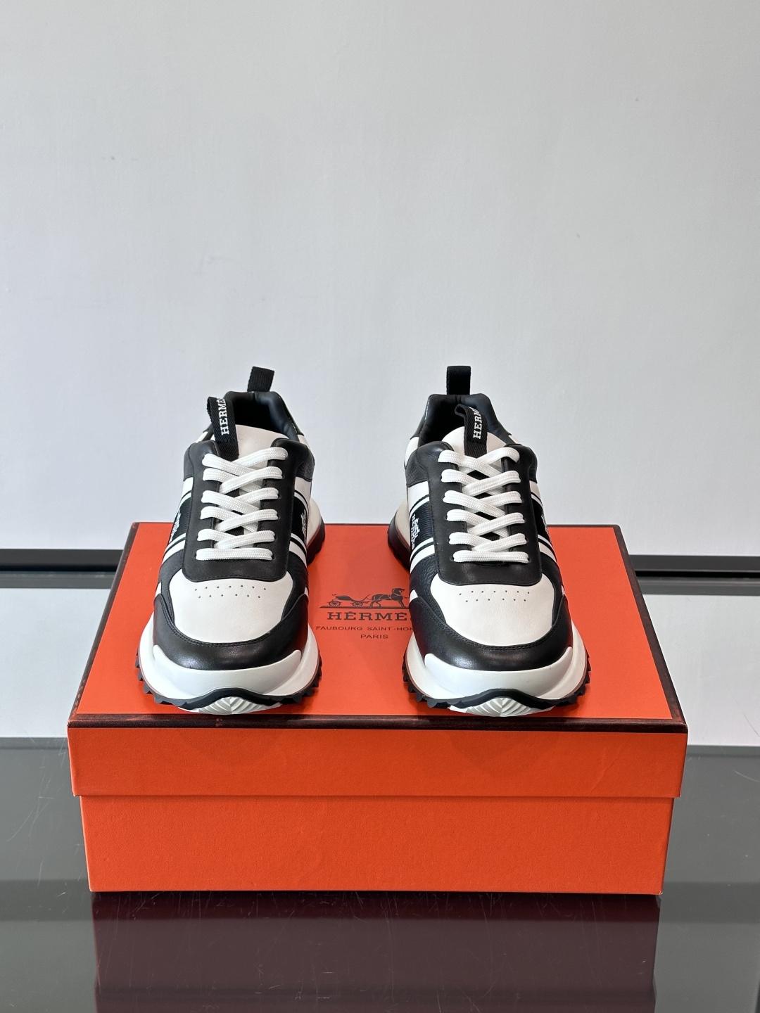 Hermes（爱马仕）的“Mystérieux”系列，鞋身采用优质皮革拼接设计，侧面黑色织带饰有品牌经典