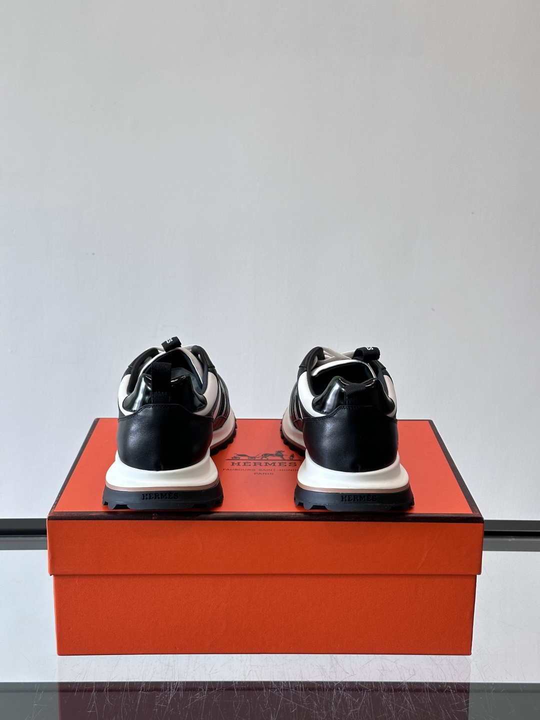 Hermes（爱马仕）的“Mystérieux”系列，鞋身采用优质皮革拼接设计，侧面黑色织带饰有品牌经典