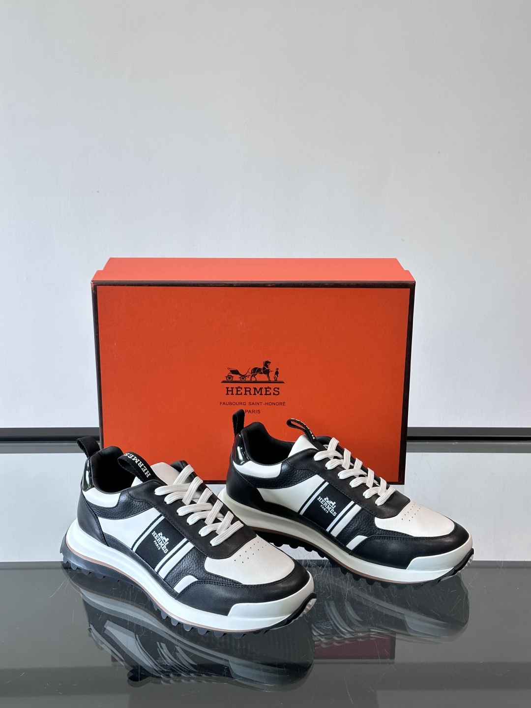 Hermes（爱马仕）的“Mystérieux”系列，鞋身采用优质皮革拼接设计，侧面黑色织带饰有品牌经典