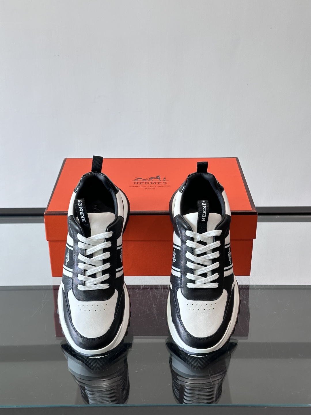 Hermes（爱马仕）的“Mystérieux”系列，鞋身采用优质皮革拼接设计，侧面黑色织带饰有品牌经典