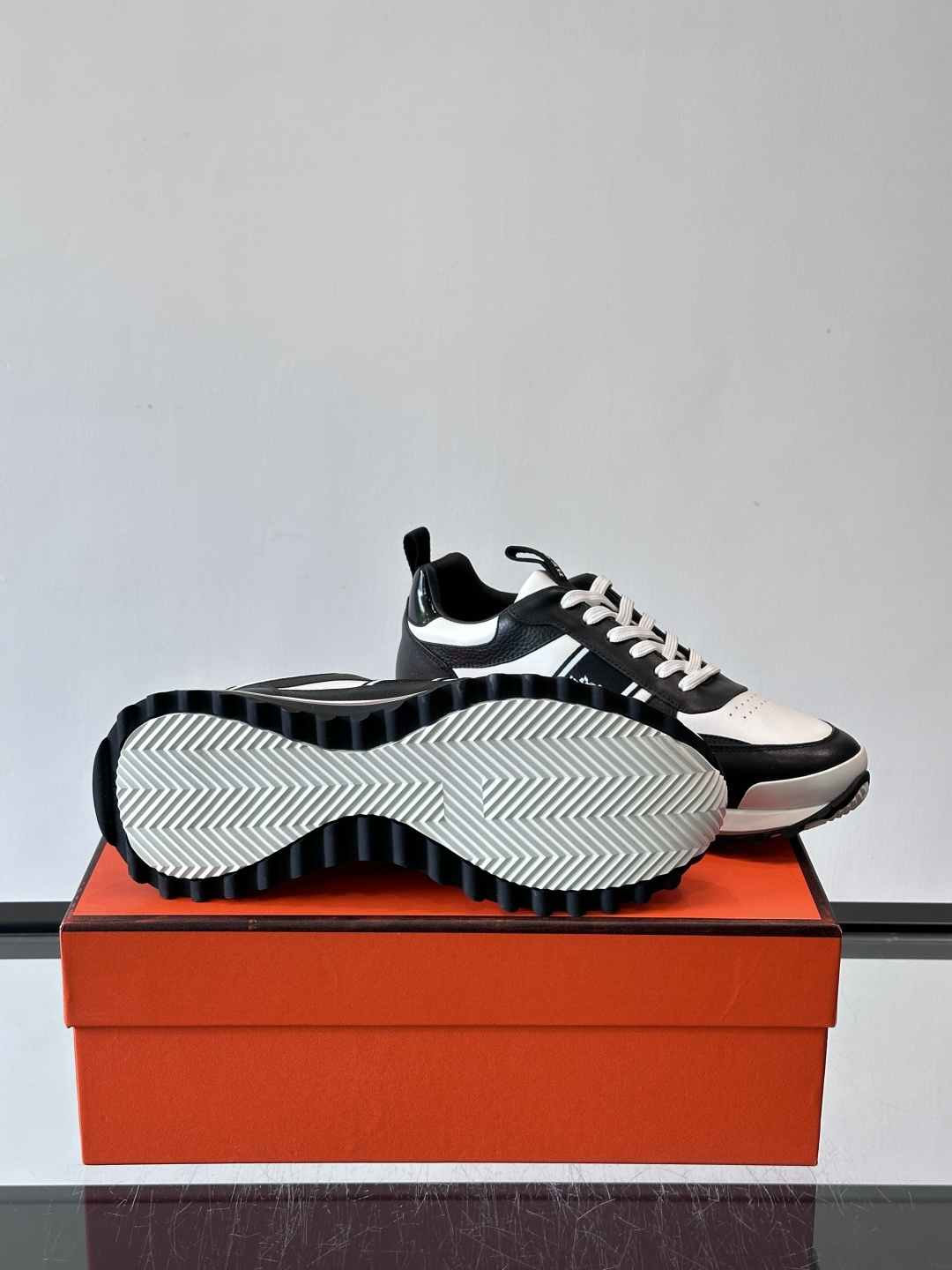 Hermes（爱马仕）的“Mystérieux”系列，鞋身采用优质皮革拼接设计，侧面黑色织带饰有品牌经典