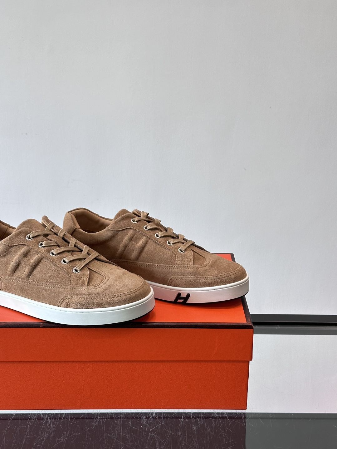 爱马仕H Formel运动鞋，灵感源自网球鞋，皮革鞋面+拼色“H”标志，简约又有辨识度。橡胶鞋底抓地力强