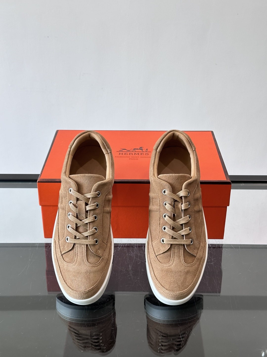 爱马仕H Formel运动鞋，灵感源自网球鞋，皮革鞋面+拼色“H”标志，简约又有辨识度。橡胶鞋底抓地力强