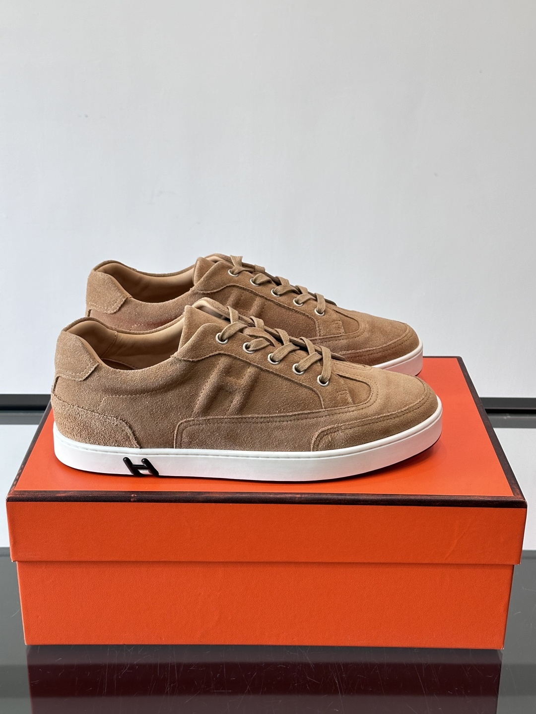 爱马仕H Formel运动鞋，灵感源自网球鞋，皮革鞋面+拼色“H”标志，简约又有辨识度。橡胶鞋底抓地力强