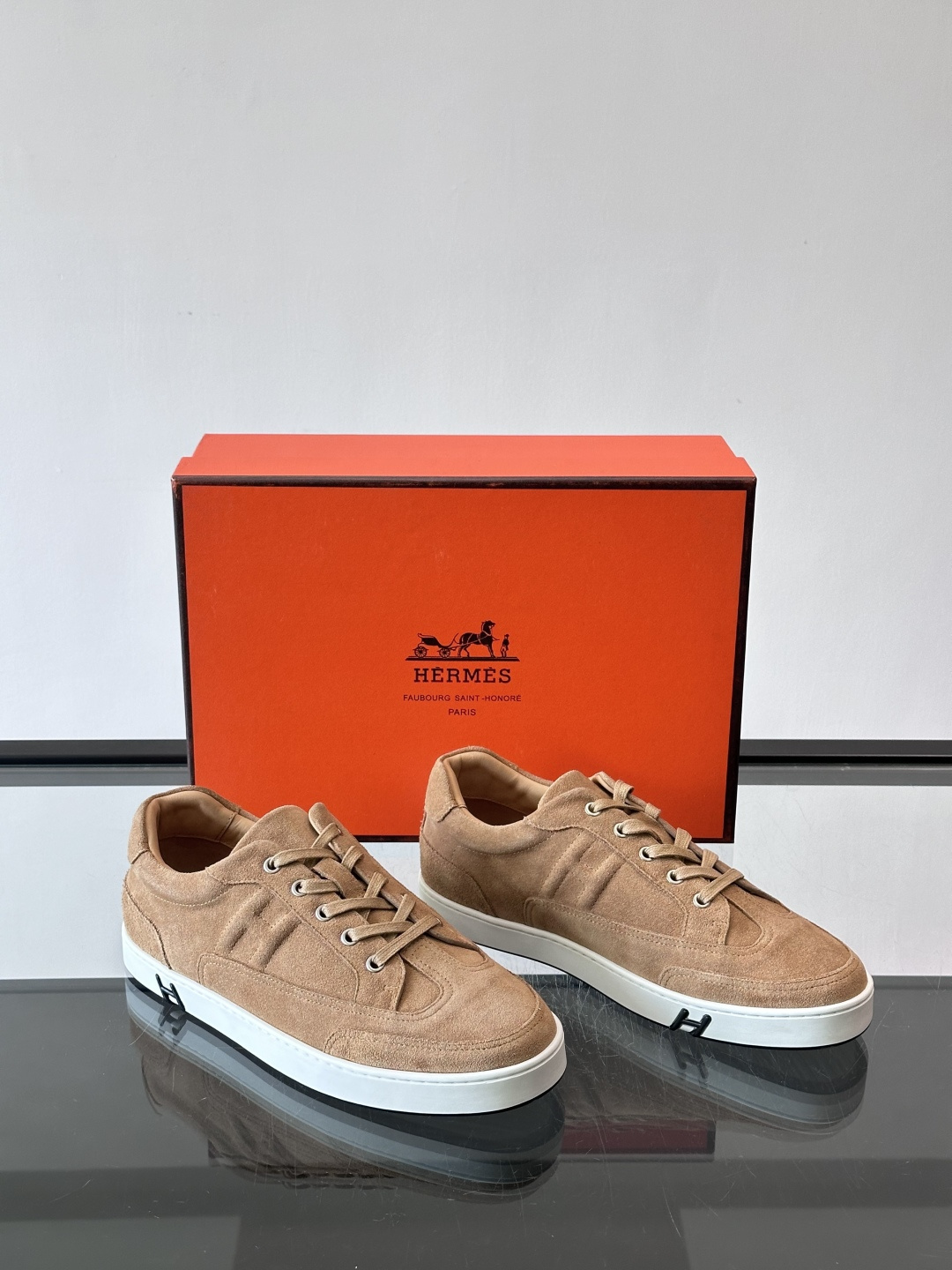 爱马仕H Formel运动鞋，灵感源自网球鞋，皮革鞋面+拼色“H”标志，简约又有辨识度。橡胶鞋底抓地力强