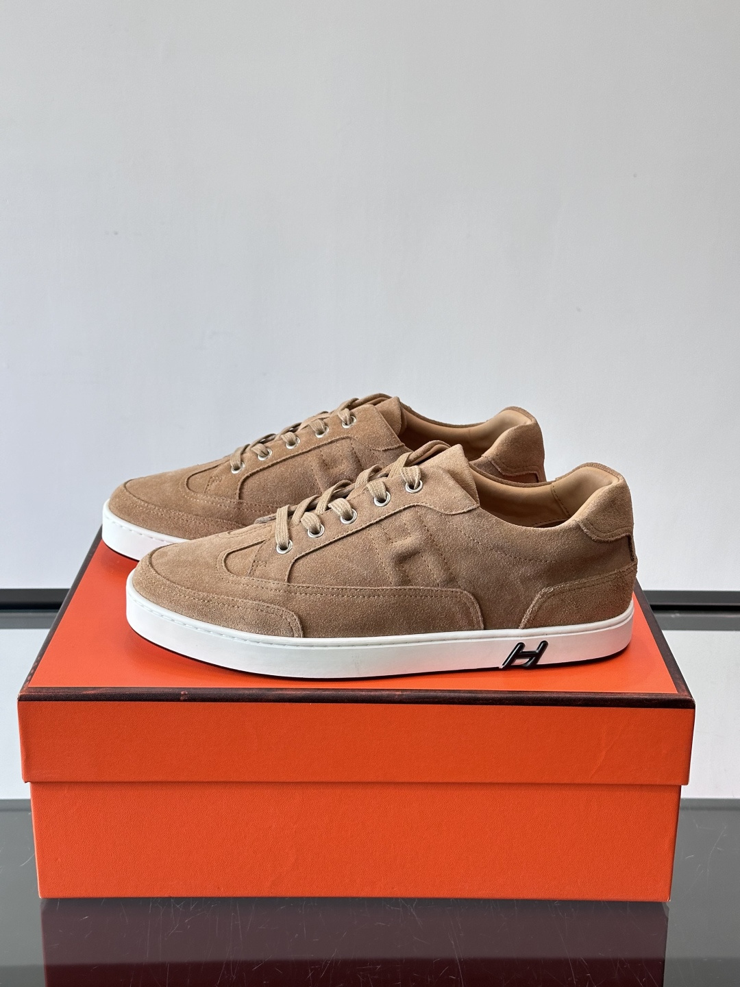 爱马仕H Formel运动鞋，灵感源自网球鞋，皮革鞋面+拼色“H”标志，简约又有辨识度。橡胶鞋底抓地力强