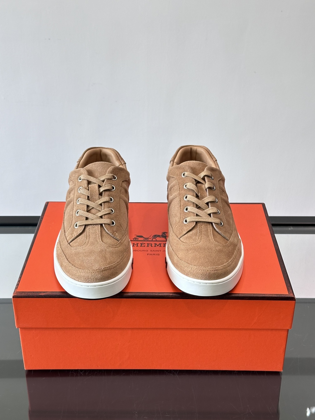 爱马仕H Formel运动鞋，灵感源自网球鞋，皮革鞋面+拼色“H”标志，简约又有辨识度。橡胶鞋底抓地力强