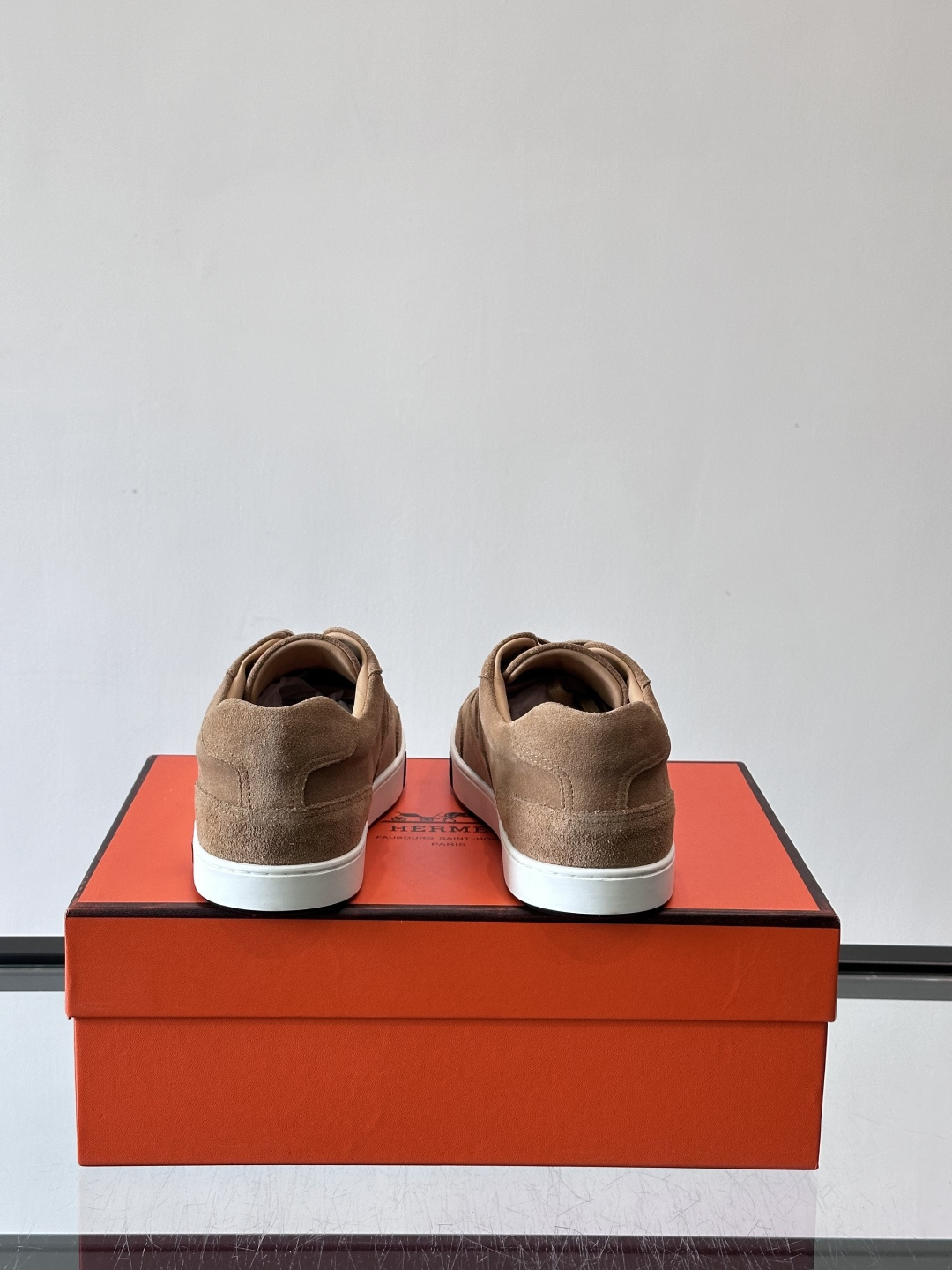 爱马仕H Formel运动鞋，灵感源自网球鞋，皮革鞋面+拼色“H”标志，简约又有辨识度。橡胶鞋底抓地力强