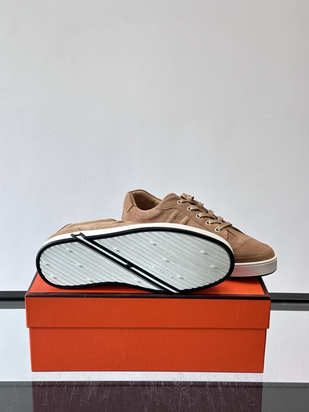 爱马仕H Formel运动鞋，灵感源自网球鞋，皮革鞋面+拼色“H”标志，简约又有辨识度。橡胶鞋底抓地力强