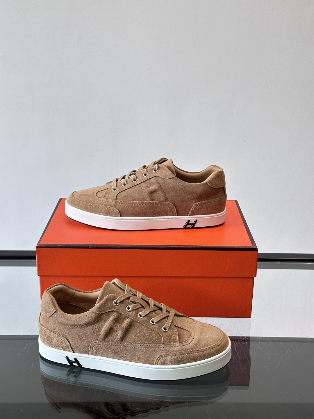 爱马仕H Formel运动鞋，灵感源自网球鞋，皮革鞋面+拼色“H”标志，简约又有辨识度。橡胶鞋底抓地力强