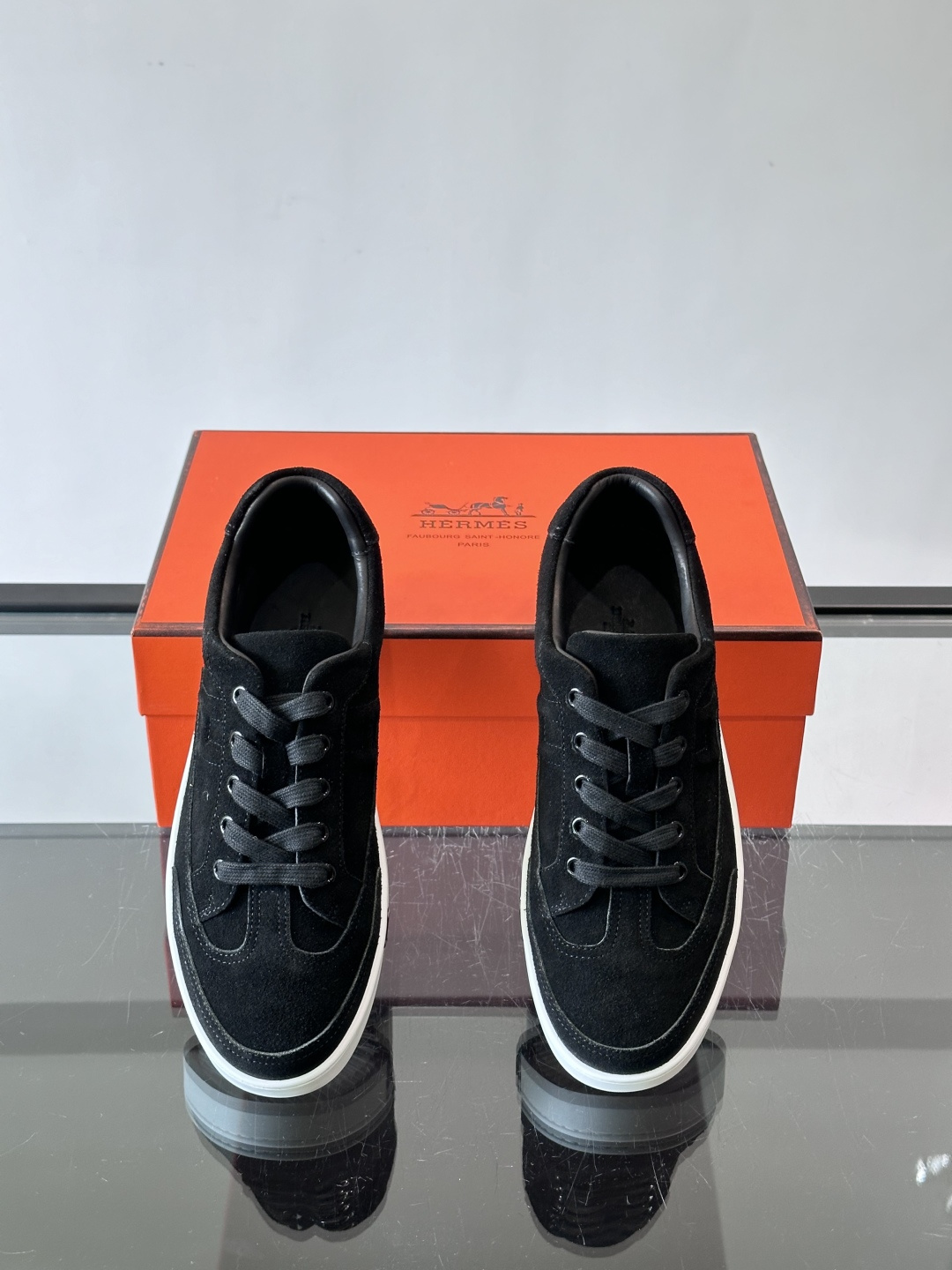 爱马仕H Formel运动鞋，灵感源自网球鞋，皮革鞋面+拼色“H”标志，简约又有辨识度。橡胶鞋底抓地力强