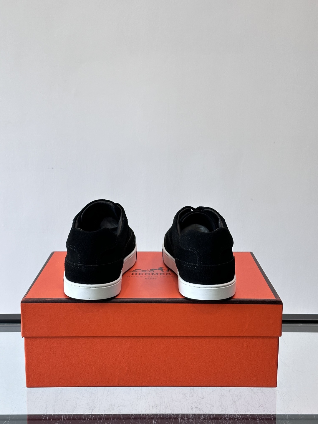 爱马仕H Formel运动鞋，灵感源自网球鞋，皮革鞋面+拼色“H”标志，简约又有辨识度。橡胶鞋底抓地力强