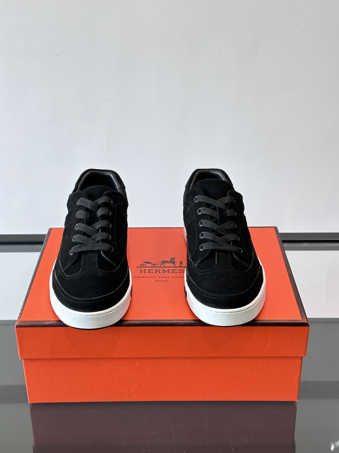 爱马仕H Formel运动鞋，灵感源自网球鞋，皮革鞋面+拼色“H”标志，简约又有辨识度。橡胶鞋底抓地力强