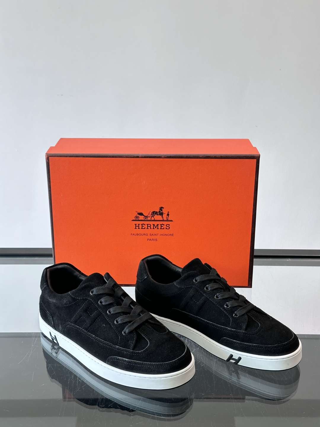 爱马仕H Formel运动鞋，灵感源自网球鞋，皮革鞋面+拼色“H”标志，简约又有辨识度。橡胶鞋底抓地力强