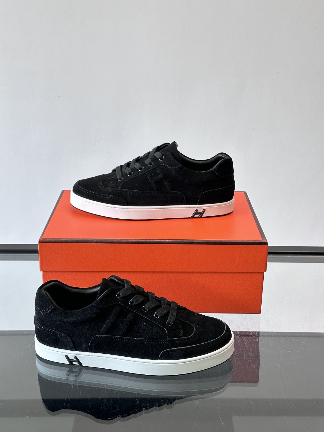 爱马仕H Formel运动鞋，灵感源自网球鞋，皮革鞋面+拼色“H”标志，简约又有辨识度。橡胶鞋底抓地力强