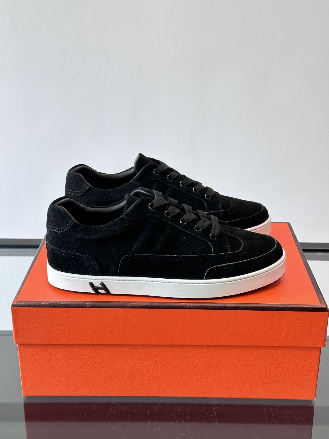 爱马仕H Formel运动鞋，灵感源自网球鞋，皮革鞋面+拼色“H”标志，简约又有辨识度。橡胶鞋底抓地力强