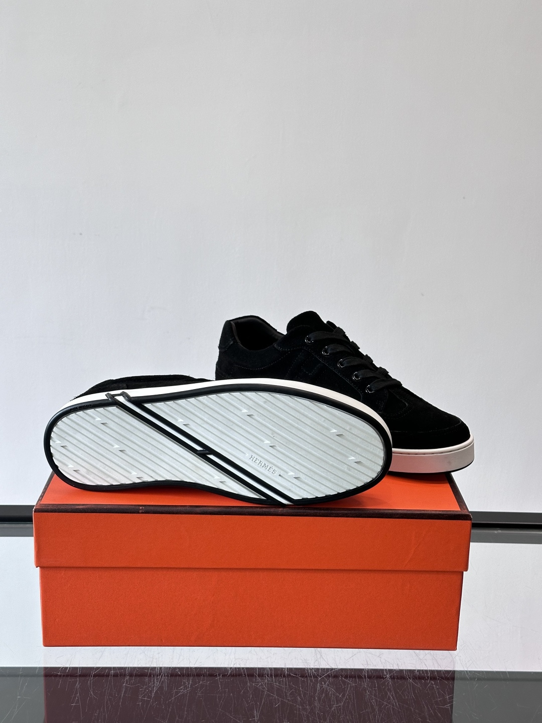 爱马仕H Formel运动鞋，灵感源自网球鞋，皮革鞋面+拼色“H”标志，简约又有辨识度。橡胶鞋底抓地力强