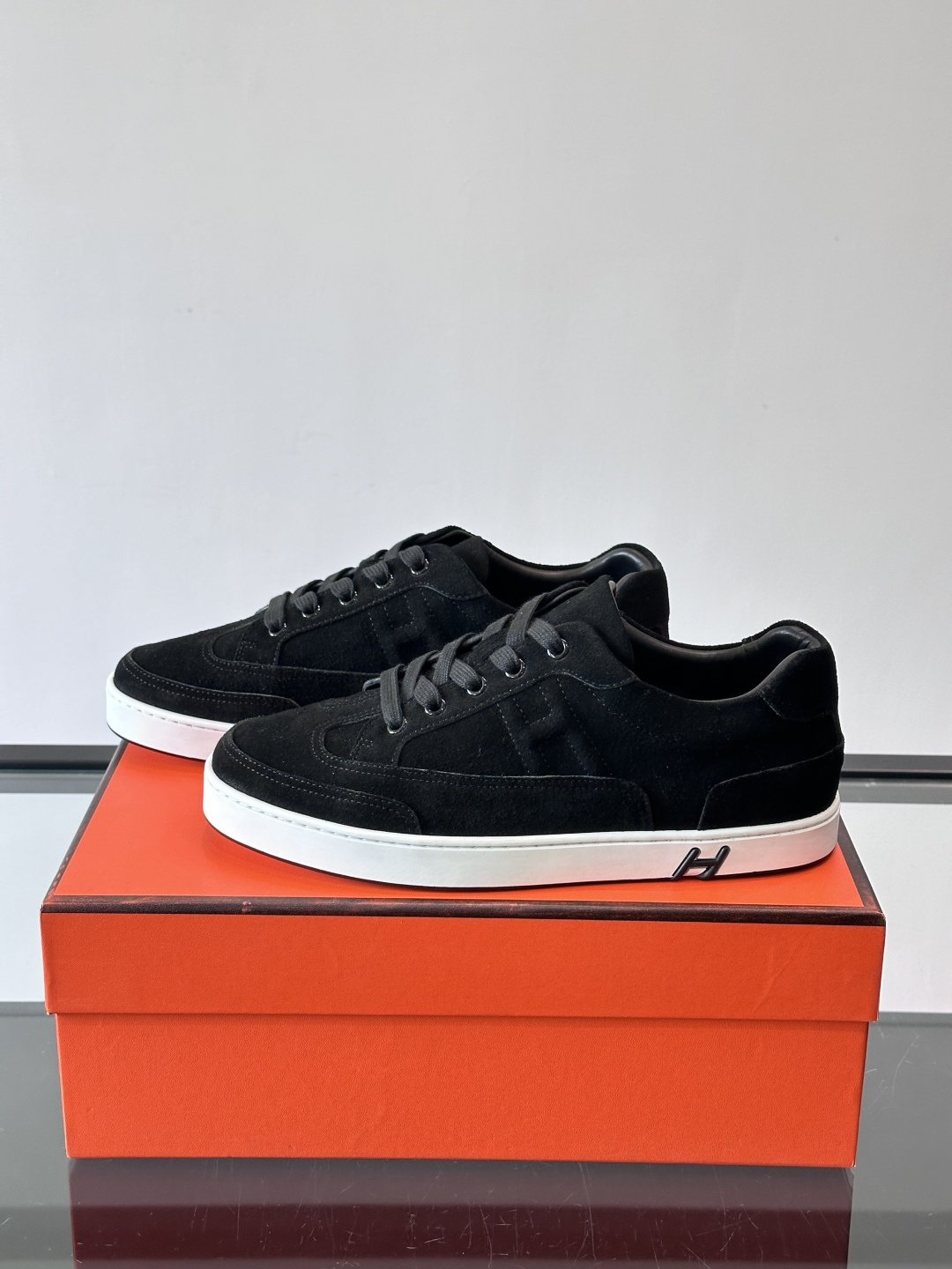 爱马仕H Formel运动鞋，灵感源自网球鞋，皮革鞋面+拼色“H”标志，简约又有辨识度。橡胶鞋底抓地力强