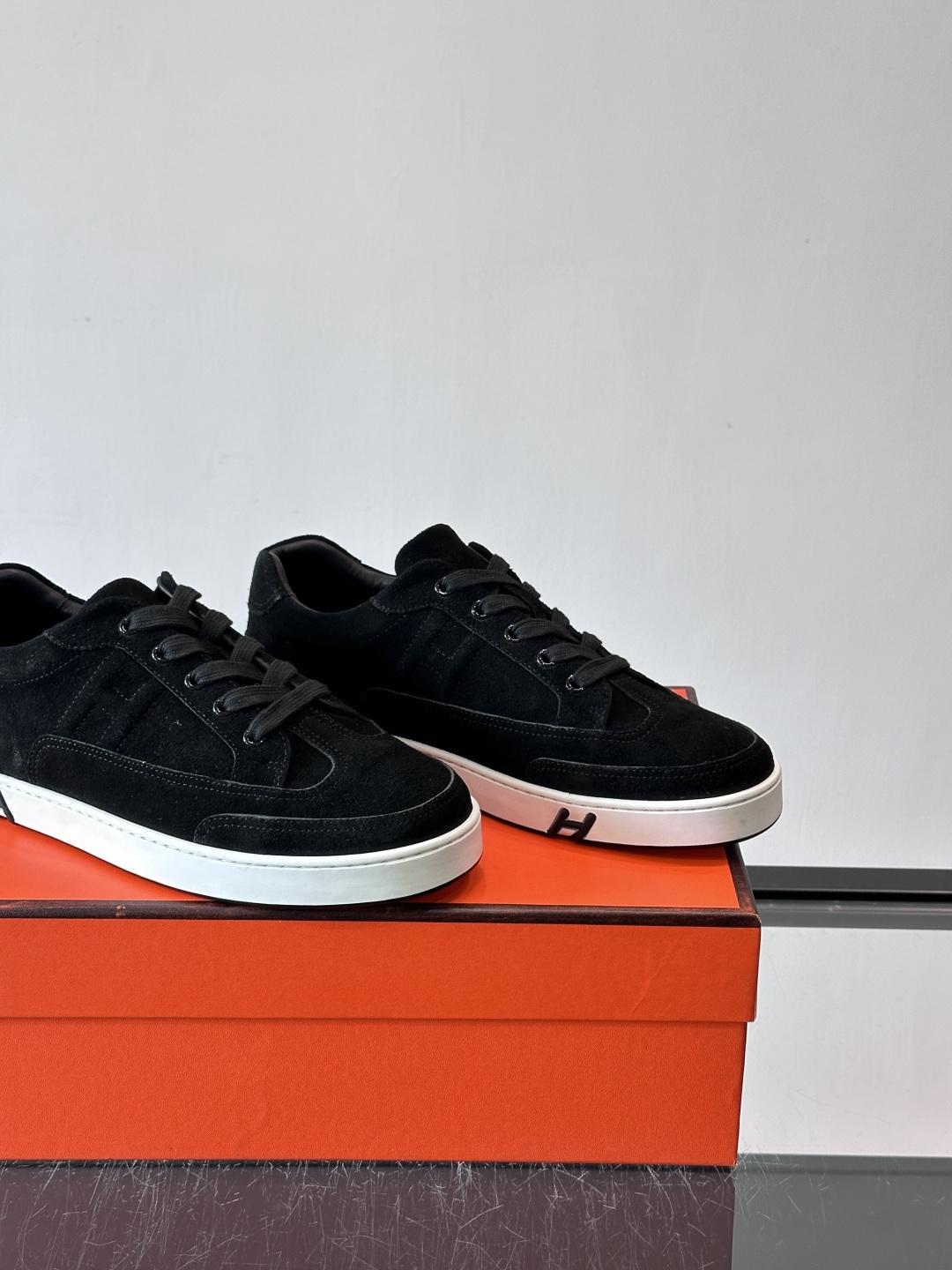 爱马仕H Formel运动鞋，灵感源自网球鞋，皮革鞋面+拼色“H”标志，简约又有辨识度。橡胶鞋底抓地力强