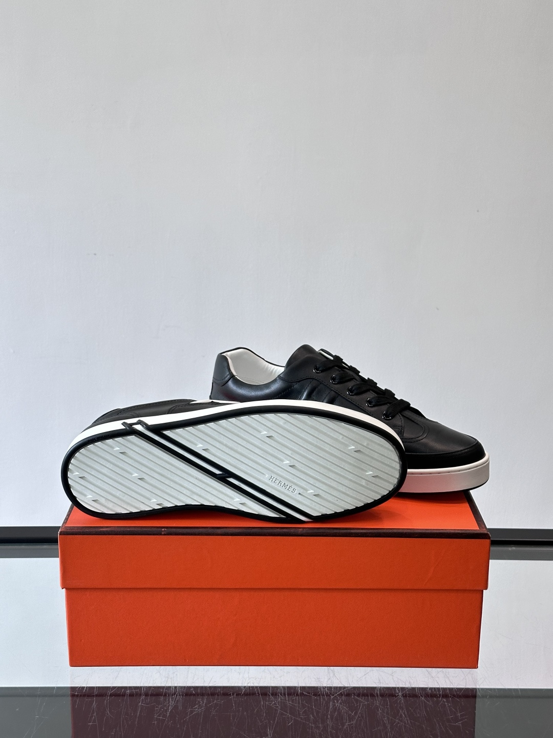 爱马仕H Formel运动鞋，灵感源自网球鞋，皮革鞋面+拼色“H”标志，简约又有辨识度。橡胶鞋底抓地力强