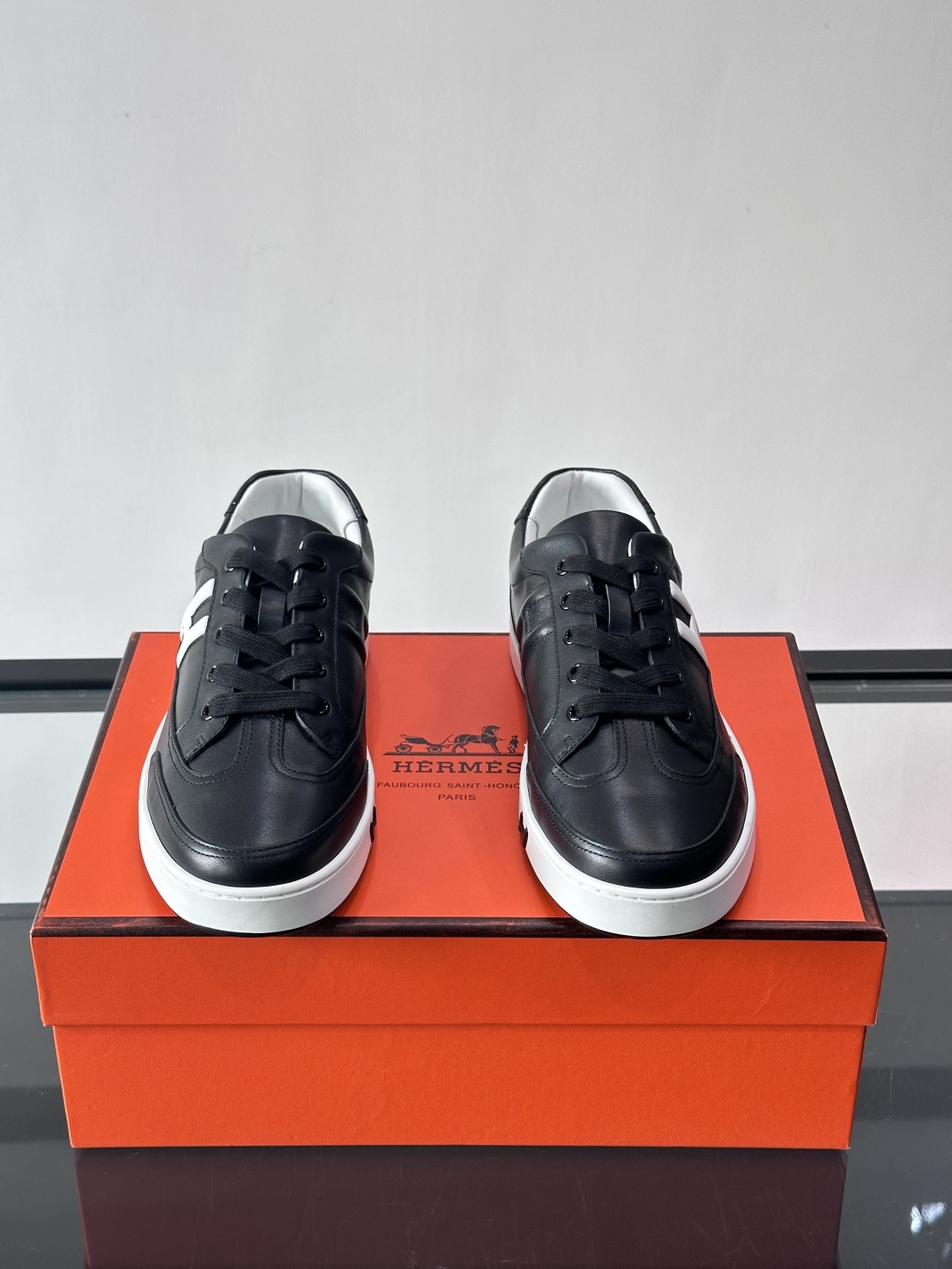 爱马仕H Formel运动鞋，灵感源自网球鞋，皮革鞋面+拼色“H”标志，简约又有辨识度。橡胶鞋底抓地力强