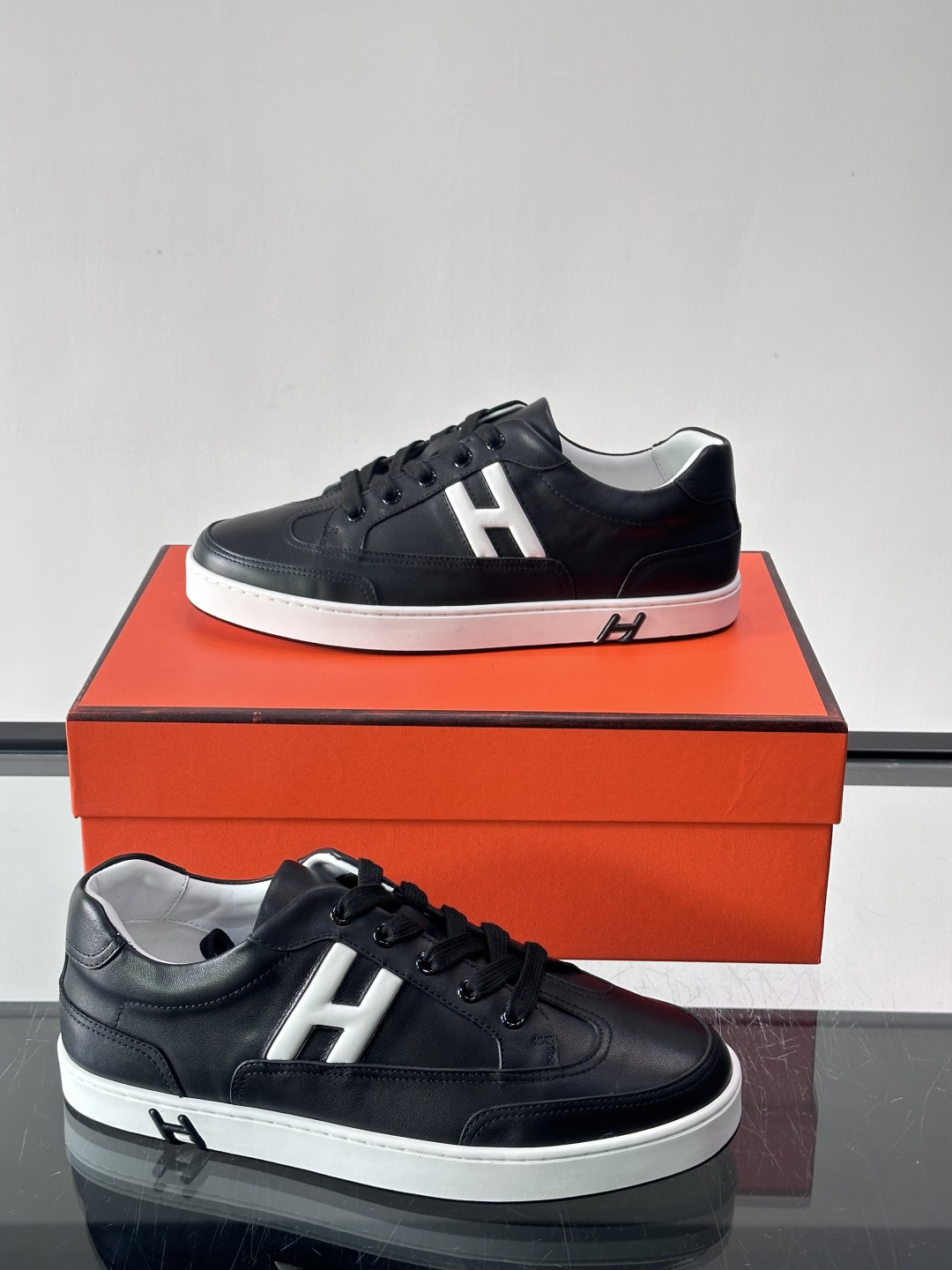 爱马仕H Formel运动鞋，灵感源自网球鞋，皮革鞋面+拼色“H”标志，简约又有辨识度。橡胶鞋底抓地力强