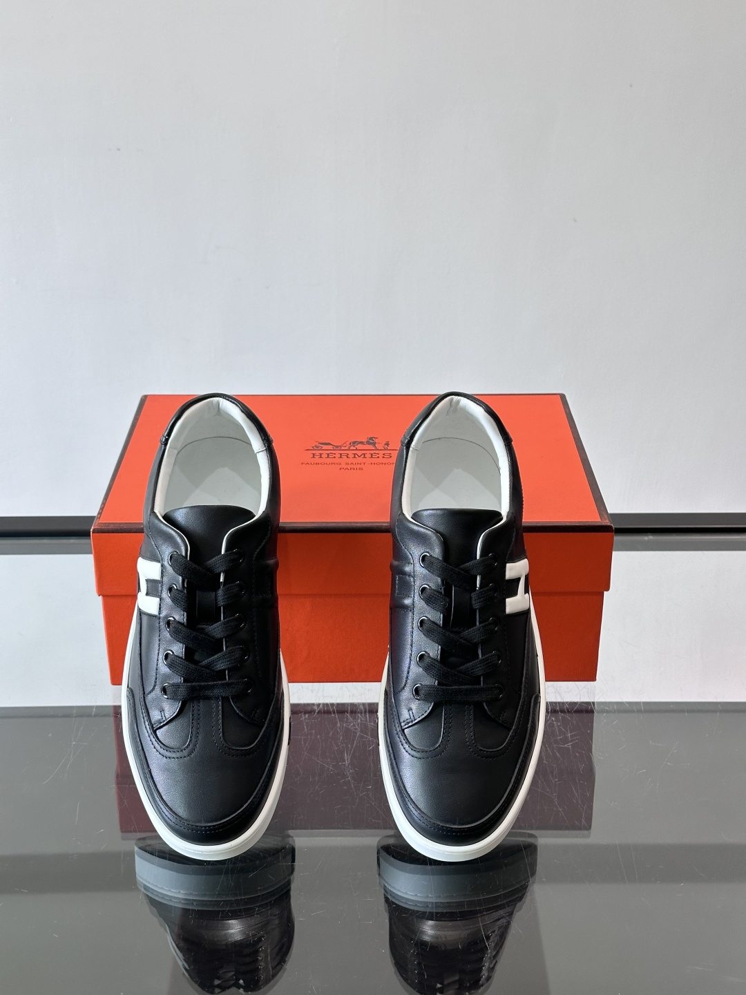 爱马仕H Formel运动鞋，灵感源自网球鞋，皮革鞋面+拼色“H”标志，简约又有辨识度。橡胶鞋底抓地力强