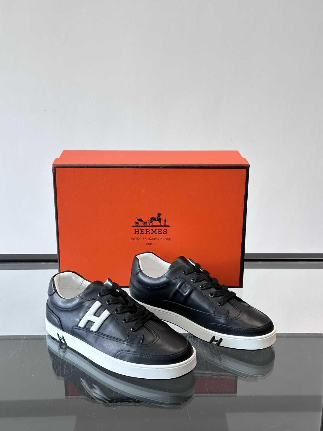 爱马仕H Formel运动鞋，灵感源自网球鞋，皮革鞋面+拼色“H”标志，简约又有辨识度。橡胶鞋底抓地力强