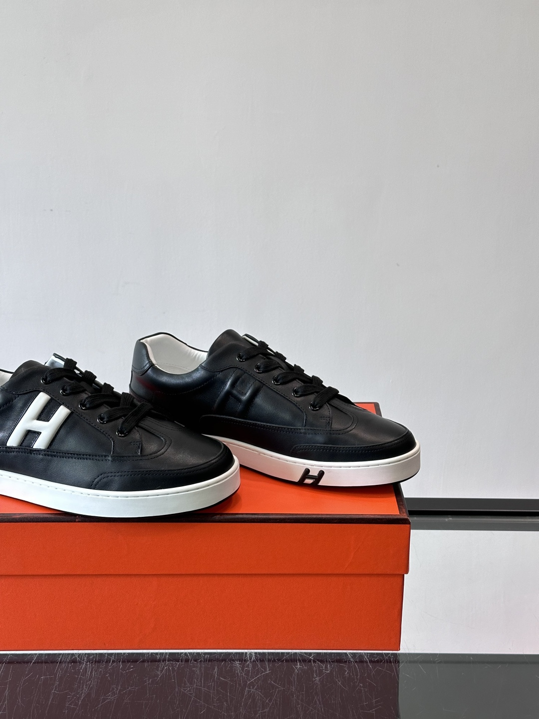 爱马仕H Formel运动鞋，灵感源自网球鞋，皮革鞋面+拼色“H”标志，简约又有辨识度。橡胶鞋底抓地力强