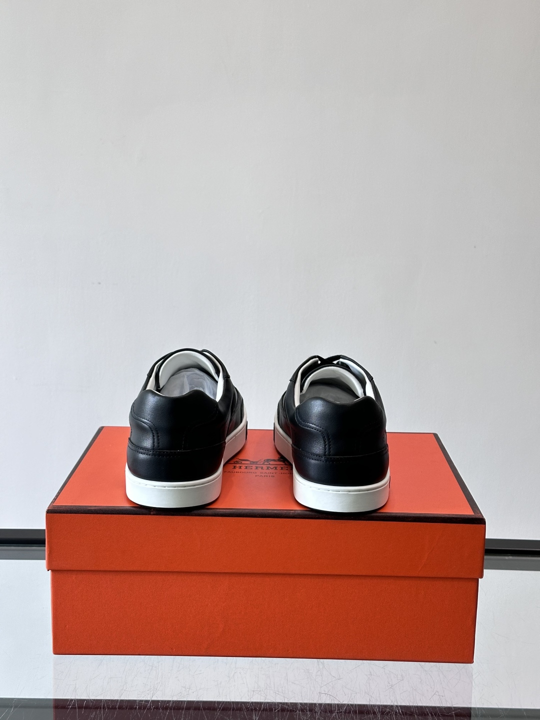 爱马仕H Formel运动鞋，灵感源自网球鞋，皮革鞋面+拼色“H”标志，简约又有辨识度。橡胶鞋底抓地力强