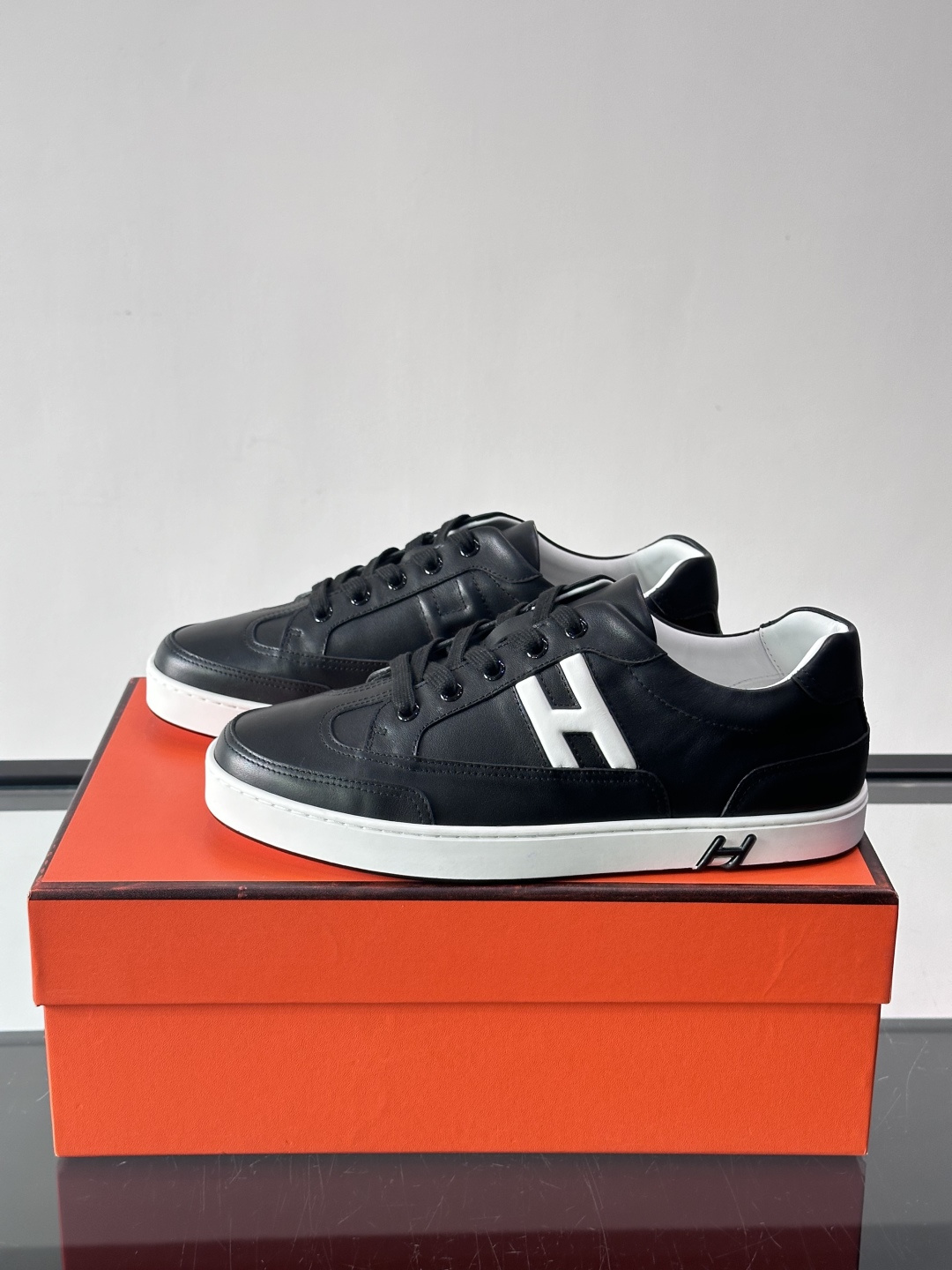 爱马仕H Formel运动鞋，灵感源自网球鞋，皮革鞋面+拼色“H”标志，简约又有辨识度。橡胶鞋底抓地力强