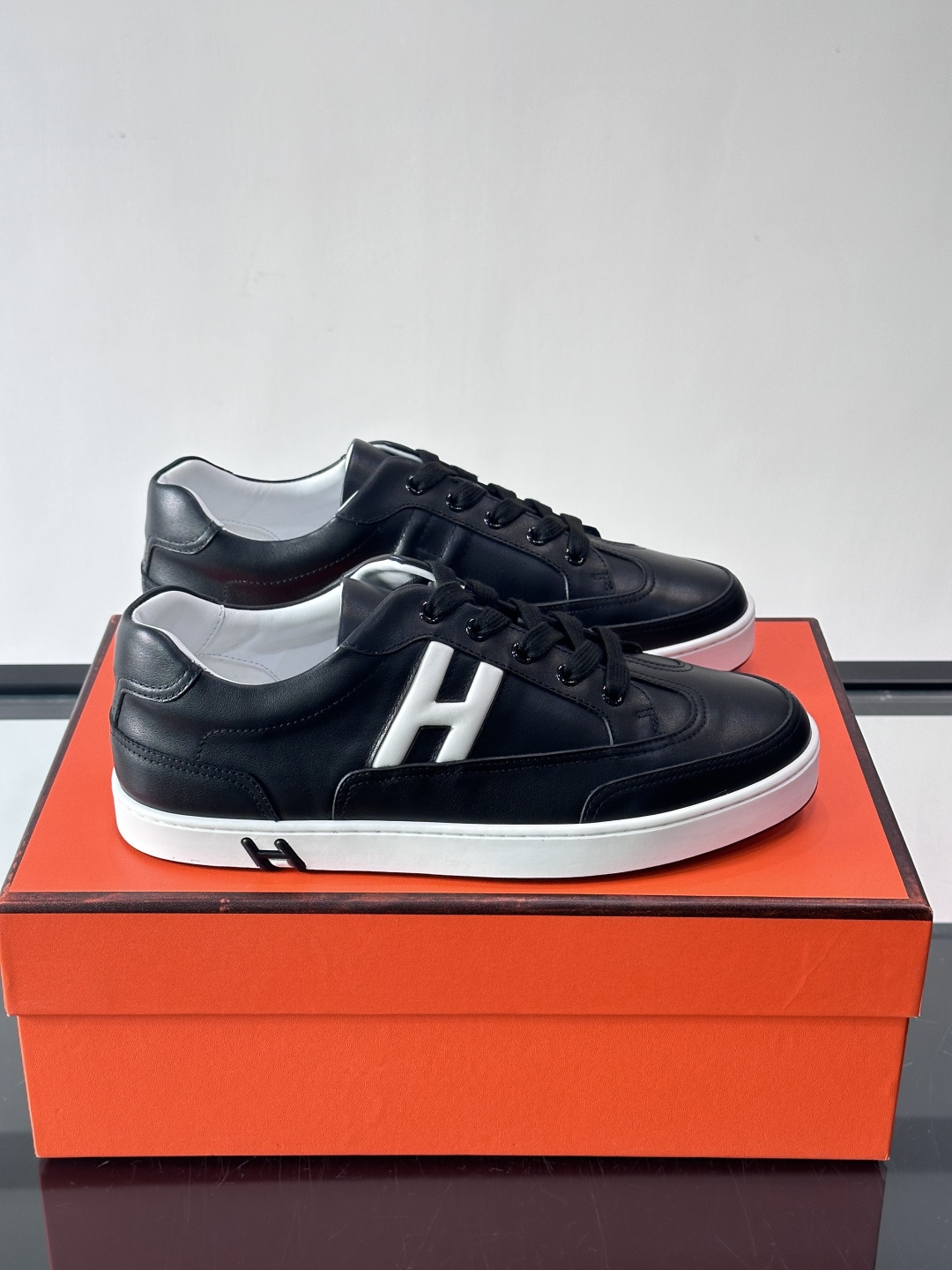 爱马仕H Formel运动鞋，灵感源自网球鞋，皮革鞋面+拼色“H”标志，简约又有辨识度。橡胶鞋底抓地力强