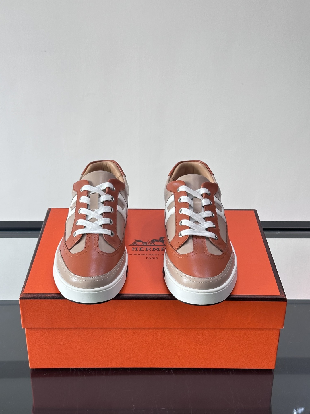 爱马仕H Formel运动鞋，灵感源自网球鞋，皮革鞋面+拼色“H”标志，简约又有辨识度。橡胶鞋底抓地力强