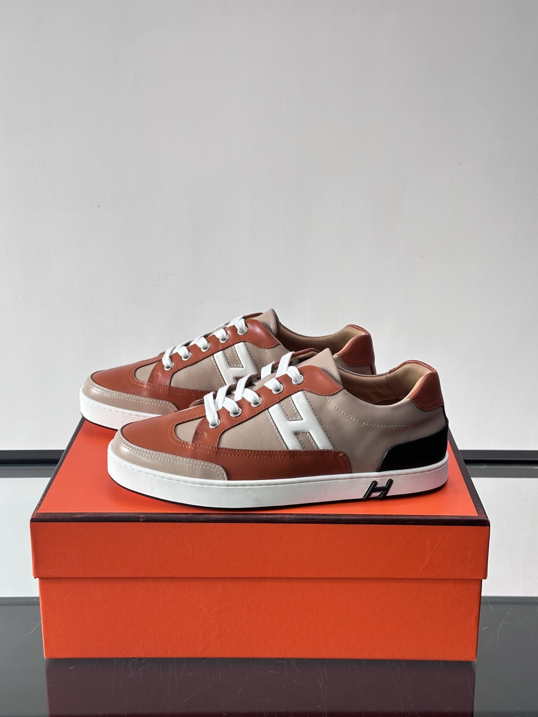 爱马仕H Formel运动鞋，灵感源自网球鞋，皮革鞋面+拼色“H”标志，简约又有辨识度。橡胶鞋底抓地力强