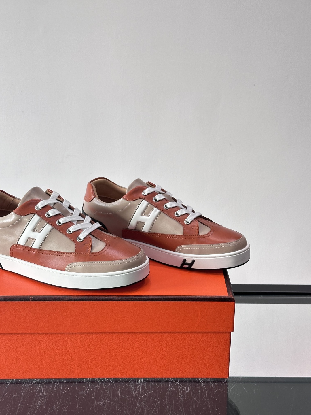 爱马仕H Formel运动鞋，灵感源自网球鞋，皮革鞋面+拼色“H”标志，简约又有辨识度。橡胶鞋底抓地力强