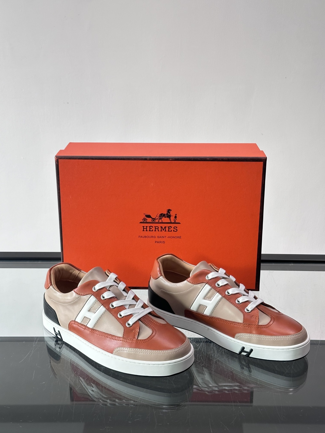 爱马仕H Formel运动鞋，灵感源自网球鞋，皮革鞋面+拼色“H”标志，简约又有辨识度。橡胶鞋底抓地力强