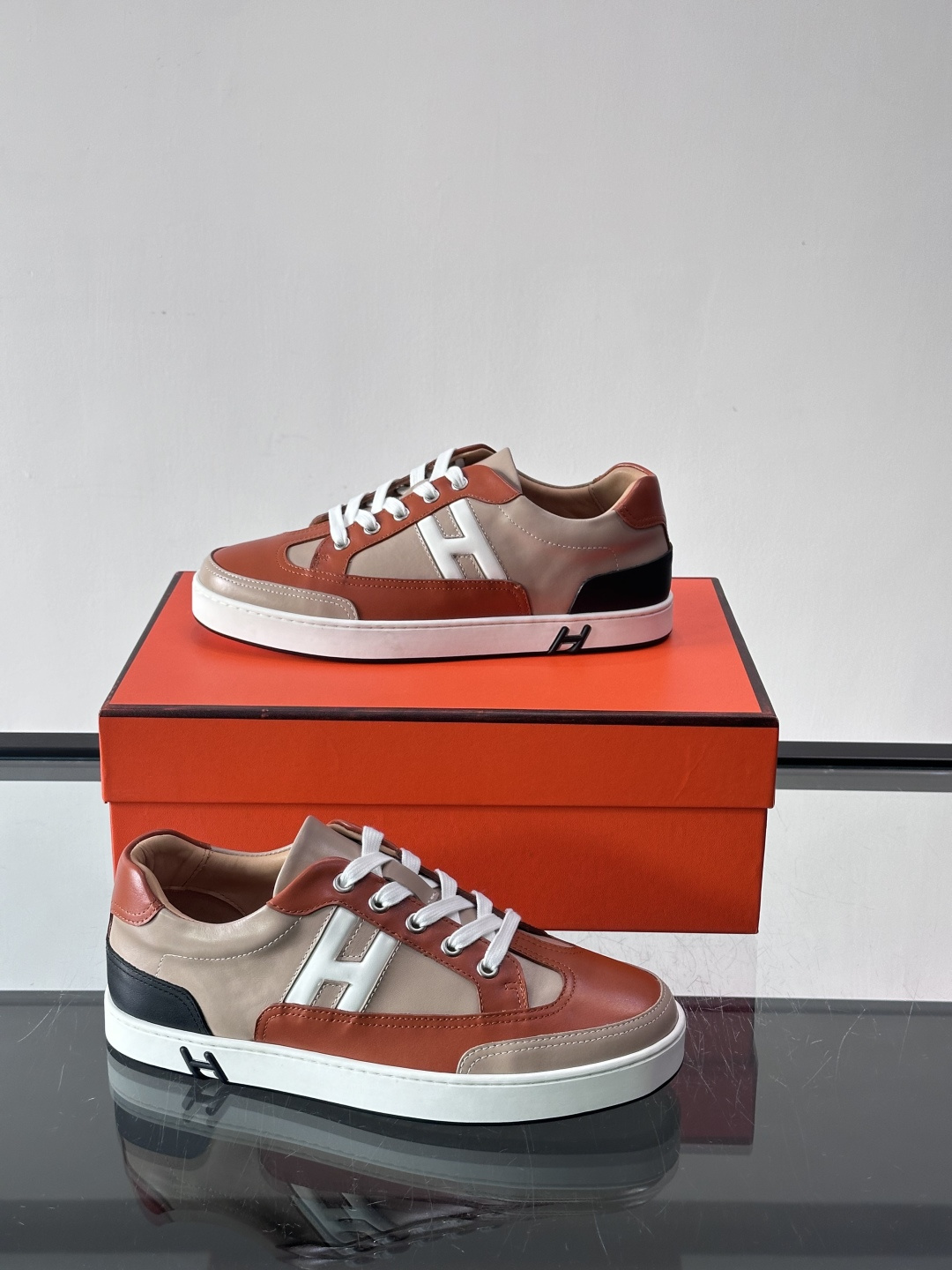 爱马仕H Formel运动鞋，灵感源自网球鞋，皮革鞋面+拼色“H”标志，简约又有辨识度。橡胶鞋底抓地力强