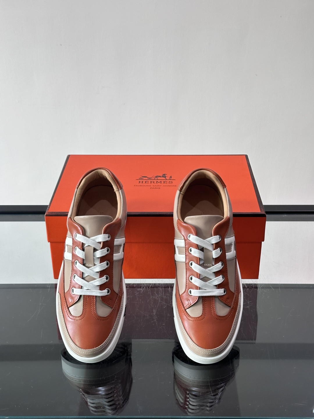 爱马仕H Formel运动鞋，灵感源自网球鞋，皮革鞋面+拼色“H”标志，简约又有辨识度。橡胶鞋底抓地力强