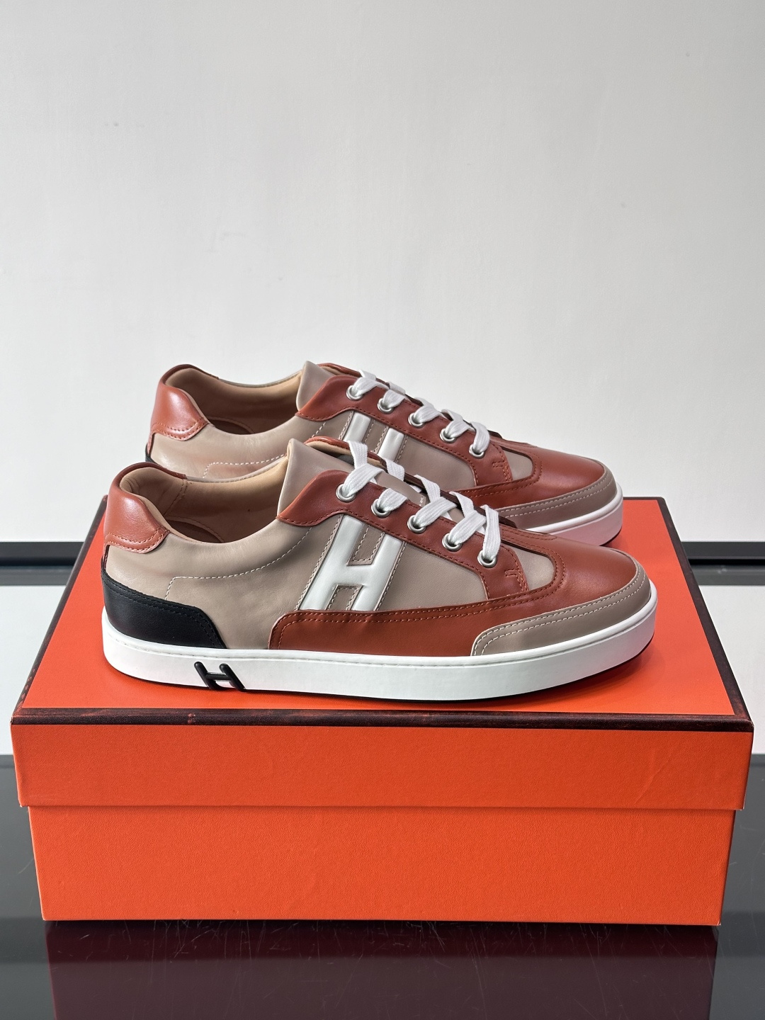 爱马仕H Formel运动鞋，灵感源自网球鞋，皮革鞋面+拼色“H”标志，简约又有辨识度。橡胶鞋底抓地力强