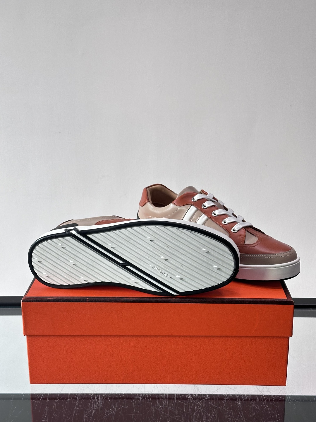 爱马仕H Formel运动鞋，灵感源自网球鞋，皮革鞋面+拼色“H”标志，简约又有辨识度。橡胶鞋底抓地力强