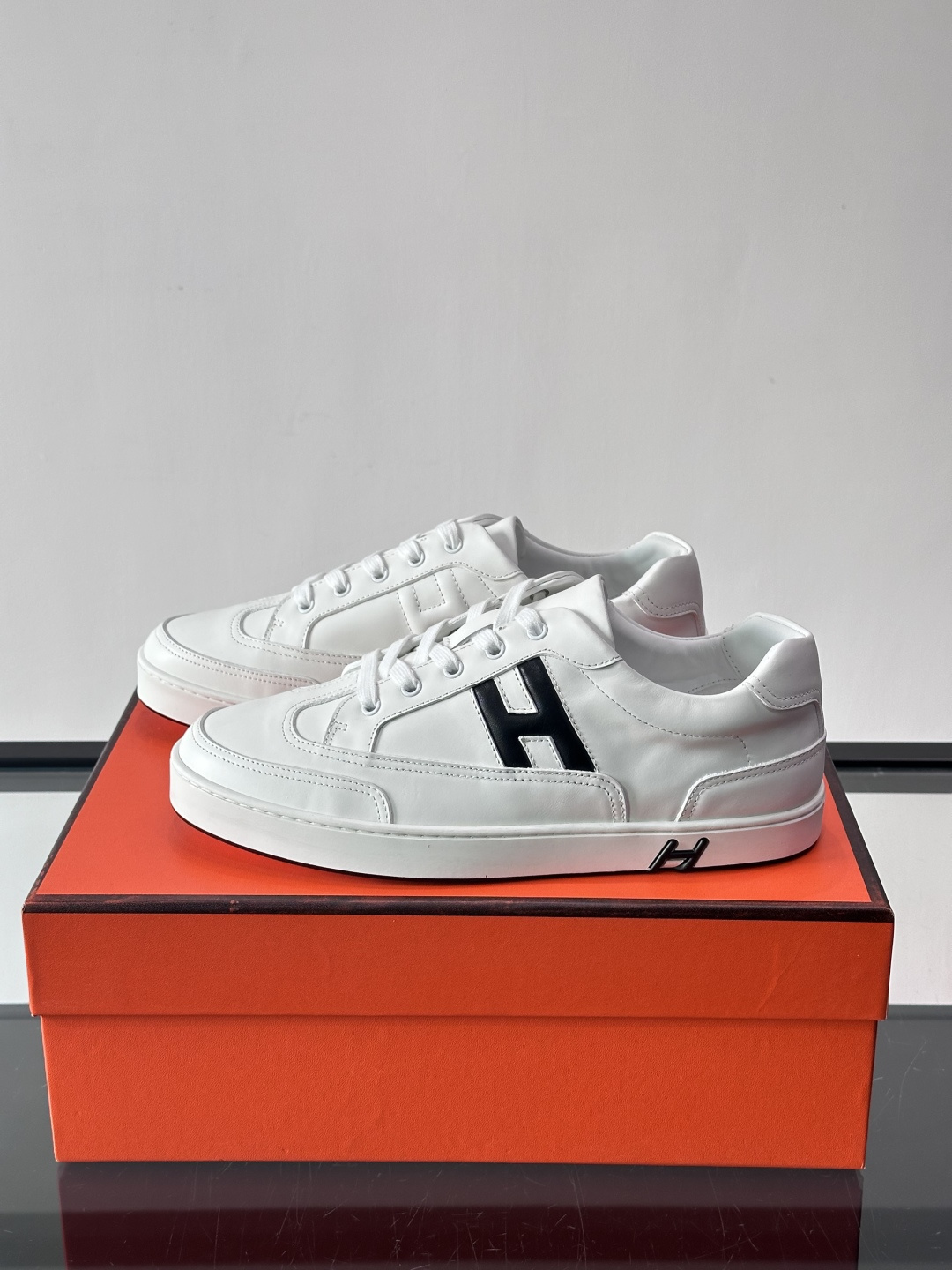 爱马仕H Formel运动鞋，灵感源自网球鞋，皮革鞋面+拼色“H”标志，简约又有辨识度。橡胶鞋底抓地力强