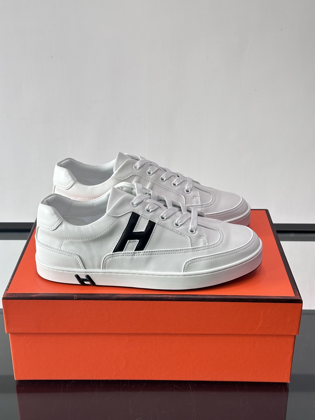 爱马仕H Formel运动鞋，灵感源自网球鞋，皮革鞋面+拼色“H”标志，简约又有辨识度。橡胶鞋底抓地力强