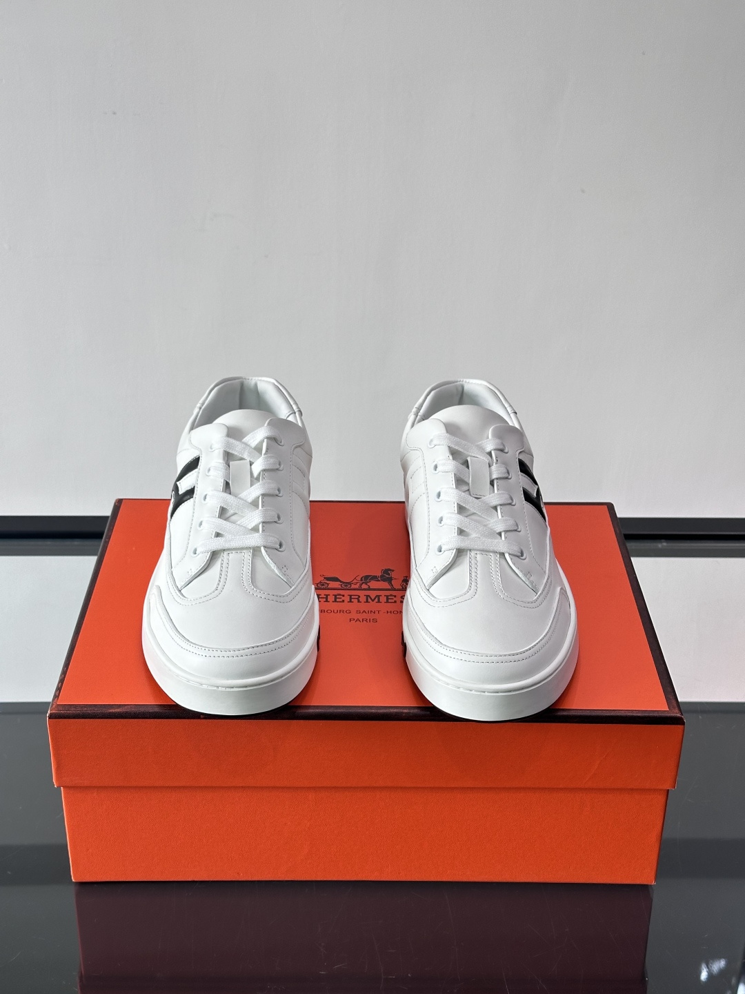 爱马仕H Formel运动鞋，灵感源自网球鞋，皮革鞋面+拼色“H”标志，简约又有辨识度。橡胶鞋底抓地力强