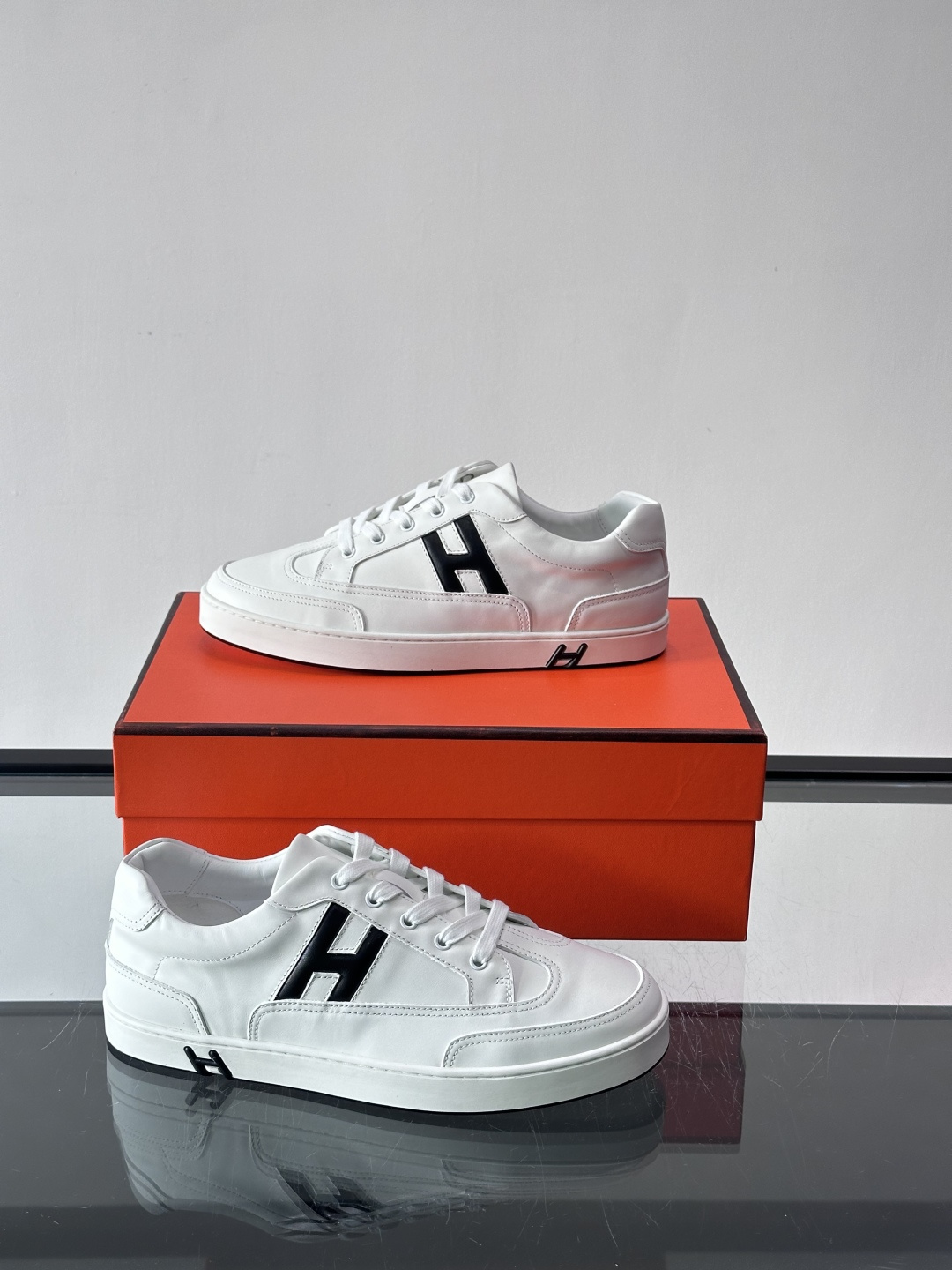 爱马仕H Formel运动鞋，灵感源自网球鞋，皮革鞋面+拼色“H”标志，简约又有辨识度。橡胶鞋底抓地力强