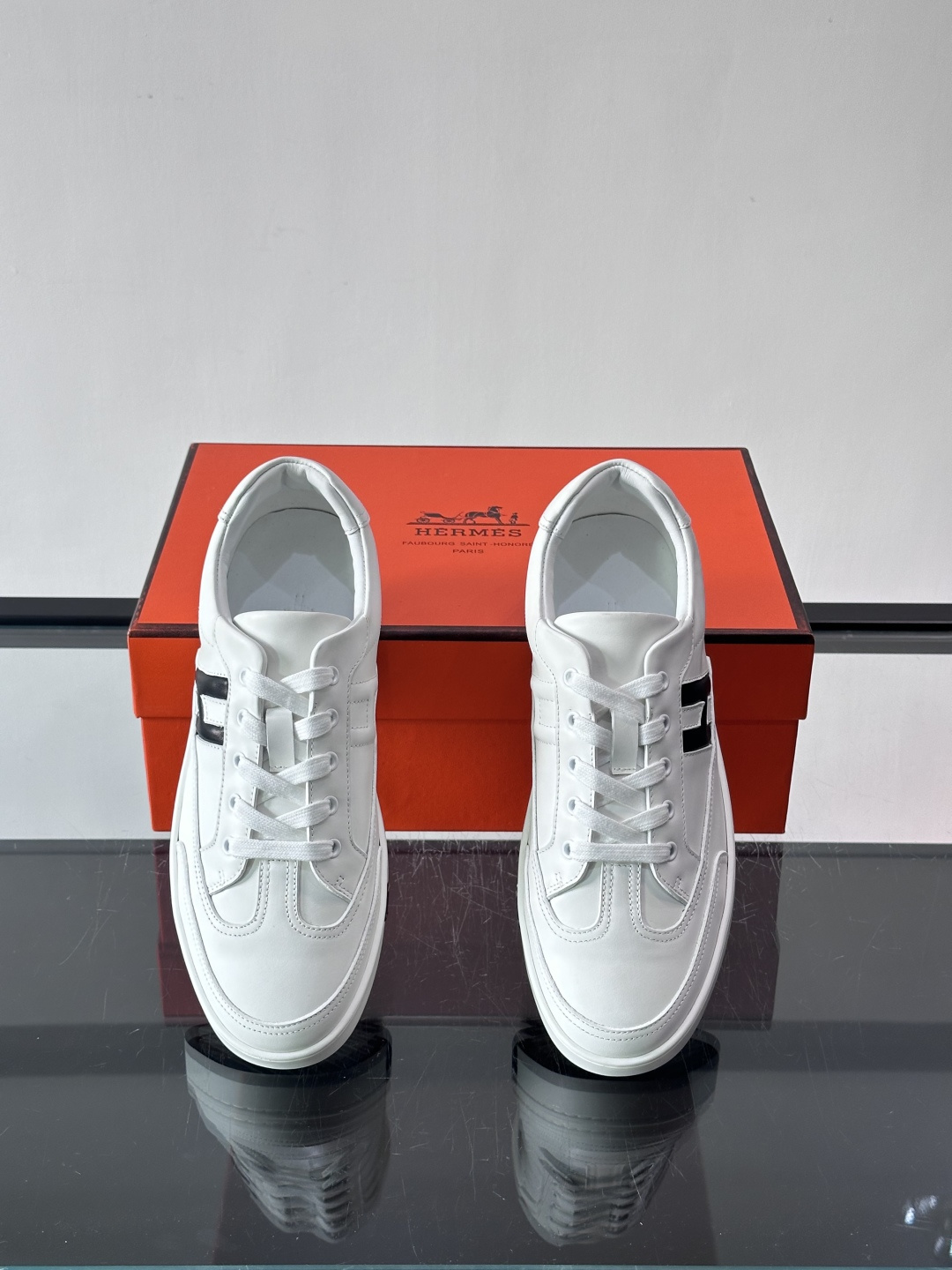 爱马仕H Formel运动鞋，灵感源自网球鞋，皮革鞋面+拼色“H”标志，简约又有辨识度。橡胶鞋底抓地力强