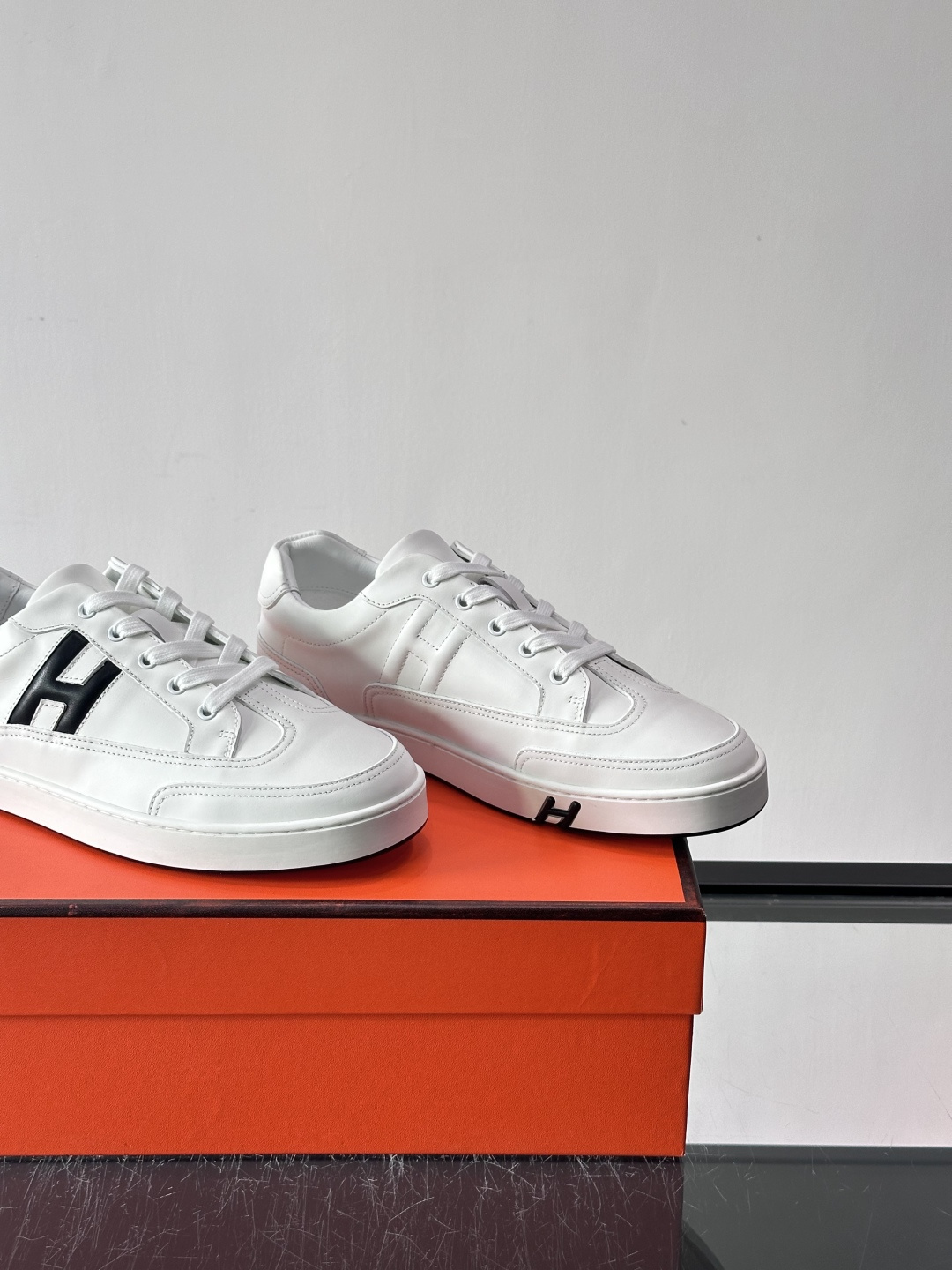 爱马仕H Formel运动鞋，灵感源自网球鞋，皮革鞋面+拼色“H”标志，简约又有辨识度。橡胶鞋底抓地力强