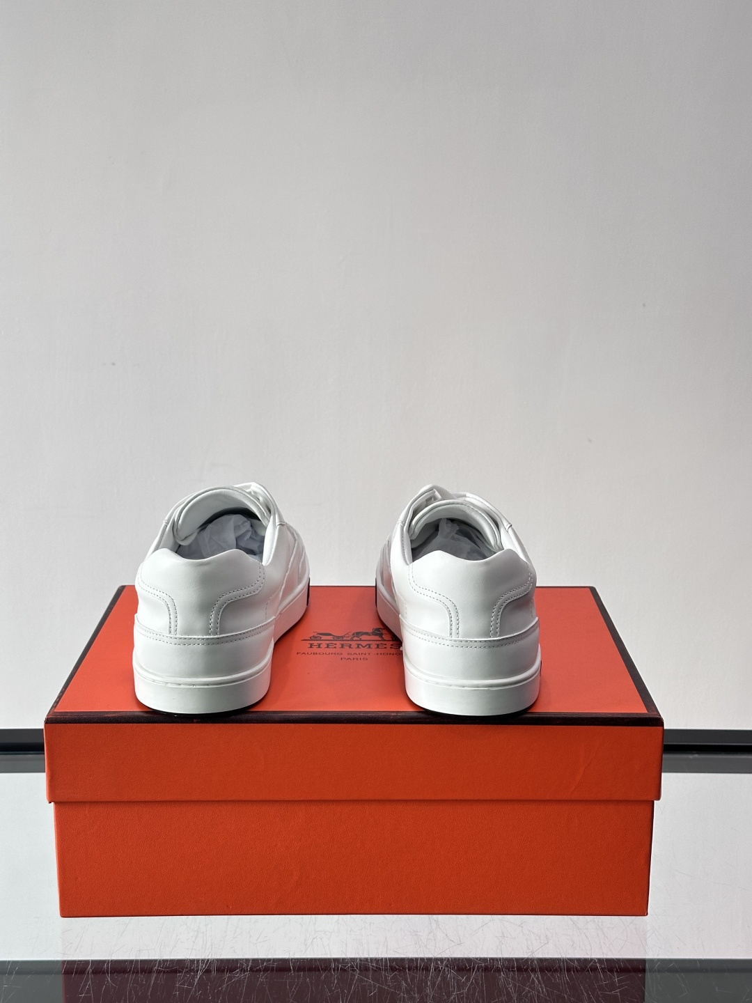 爱马仕H Formel运动鞋，灵感源自网球鞋，皮革鞋面+拼色“H”标志，简约又有辨识度。橡胶鞋底抓地力强