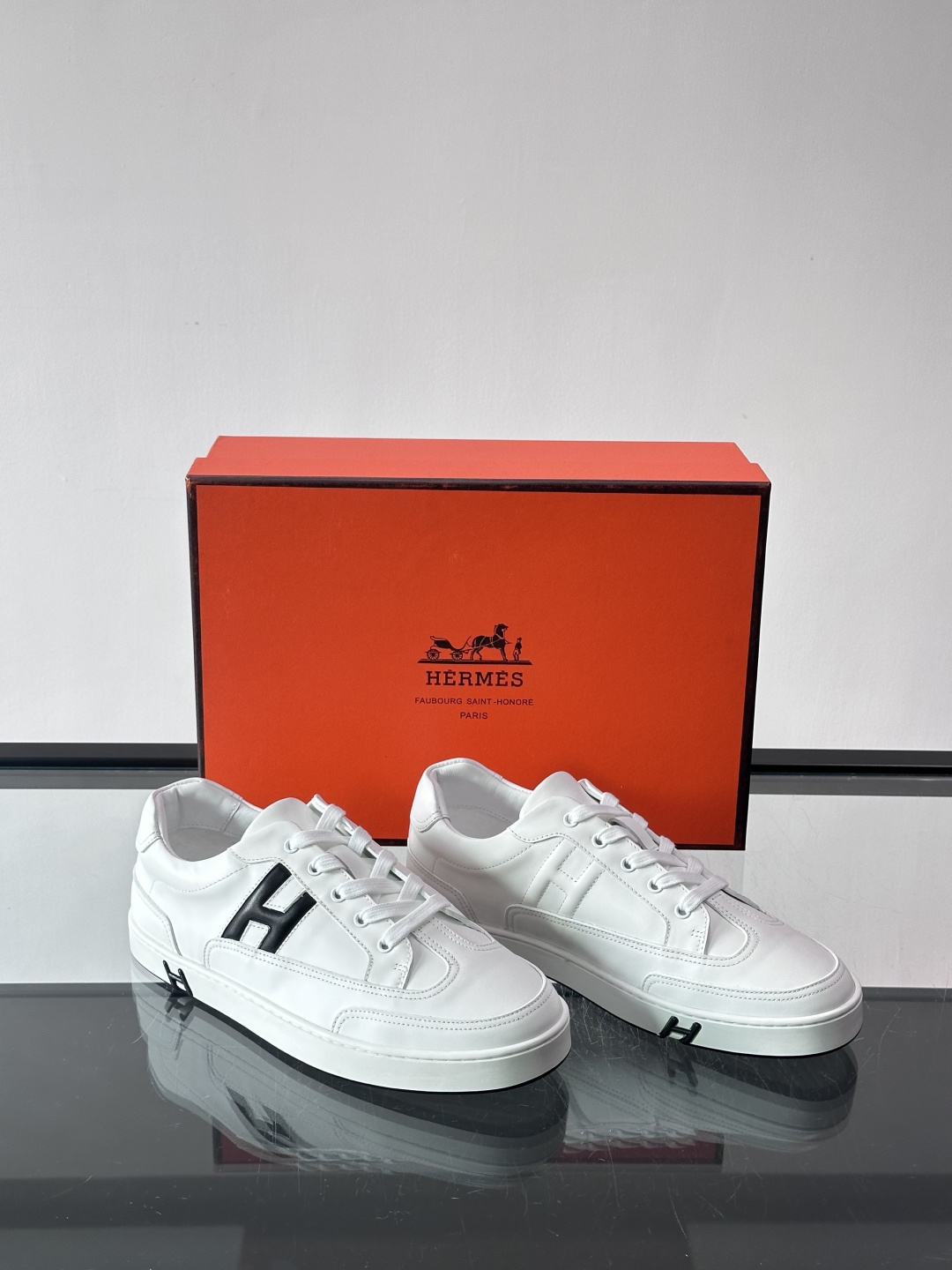 爱马仕H Formel运动鞋，灵感源自网球鞋，皮革鞋面+拼色“H”标志，简约又有辨识度。橡胶鞋底抓地力强