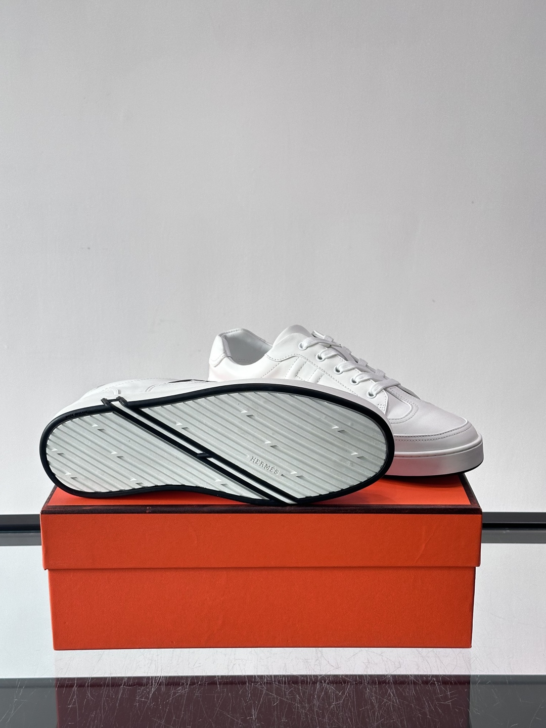 爱马仕H Formel运动鞋，灵感源自网球鞋，皮革鞋面+拼色“H”标志，简约又有辨识度。橡胶鞋底抓地力强